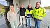Fornøyd entreprenør foran Svanemerket sammen med Forsvarsbygg. Fv: Marit Helene Winjum Bryhn i Anskaffelser, Einar Magne Bolås, prosjektleder i Skanska Husfabrikken, Sten Eilertsen, prosjektleder og Terje Paulsen, byggeleder i Forsvarsbygg. Foto: Forsvarsbygg