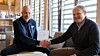 Ole Johnny Stavn, rådmann i Hol kommune og Håvard Tjore, distriktssjef i Skanska er svært fornøyde med signeringen. Foto: Hol Kommune
