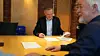 Henning Vellene (t.v.), direktør Teknikk og Industri i Norconsult, signerer avtalen med GK og Jan Kinserdal, kontraktsansvarlig LVK i GK. Foto Norconsult