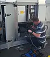 Et bilde som inneholder person, klær, Tekniker, mann Automatisk generert beskrivelse